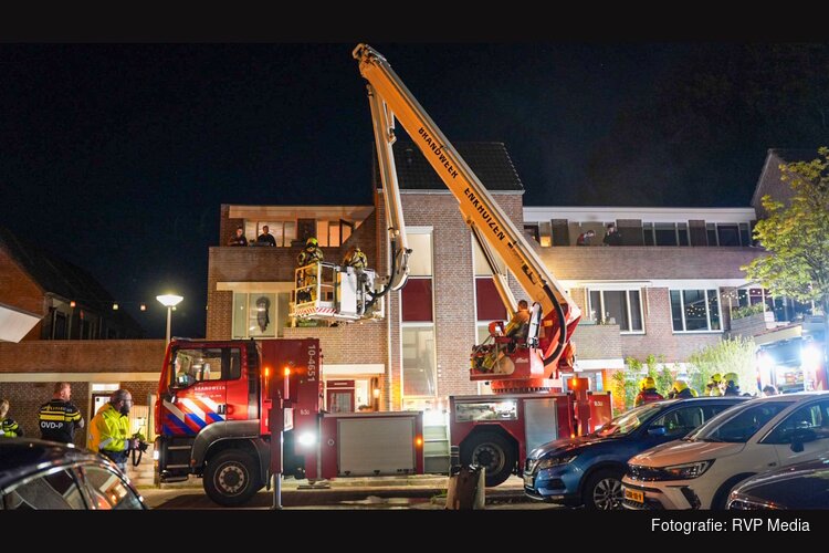Brand in trappenhuis van appartementencomplex in Enkhuizen. Brandweer haalt bewoners met hoogwerker van balkon