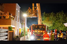 Brand in trappenhuis van appartementencomplex in Enkhuizen. Brandweer haalt bewoners met hoogwerker van balkon
