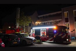 Brand in trappenhuis van appartementencomplex in Enkhuizen. Brandweer haalt bewoners met hoogwerker van balkon