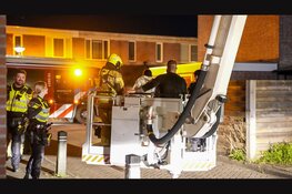 Brand in trappenhuis van appartementencomplex in Enkhuizen. Brandweer haalt bewoners met hoogwerker van balkon