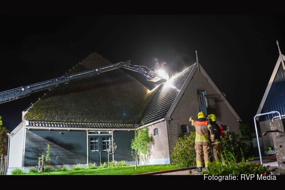 Flinke rookontwikkeling bij brand in rietgedekte woonboerderij in Avenhorn
