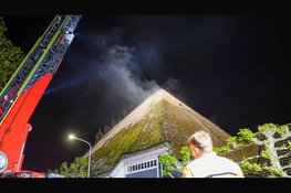 Flinke rookontwikkeling bij brand in rietgedekte woonboerderij in Avenhorn