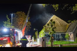 Flinke rookontwikkeling bij brand in rietgedekte woonboerderij in Avenhorn