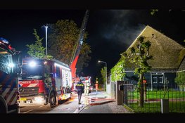 Flinke rookontwikkeling bij brand in rietgedekte woonboerderij in Avenhorn