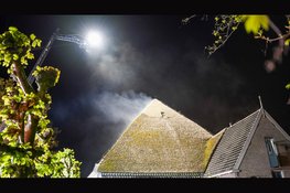 Flinke rookontwikkeling bij brand in rietgedekte woonboerderij in Avenhorn