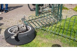 Veel schade nadat automobilist hek ramt tijdens uitwijkmanoeuvre in Aartswoud