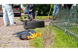Veel schade nadat automobilist hek ramt tijdens uitwijkmanoeuvre in Aartswoud