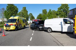Drie gewonden nadat meerdere voertuigen op elkaar botsten op bedrijventerrein
