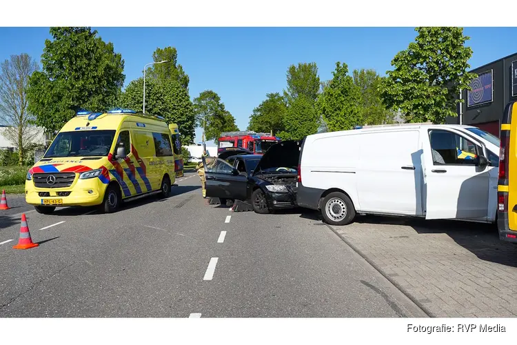 Drie gewonden nadat meerdere voertuigen op elkaar botsten op bedrijventerrein