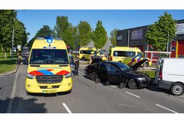 Drie gewonden nadat meerdere voertuigen op elkaar botsten op bedrijventerrein