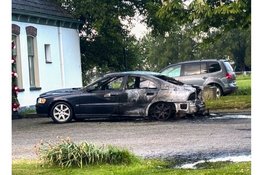 Auto door brand verwoest op de Rikkert in Andijk