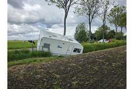 Caravan schiet van auto en belandt in sloot in de Weere
