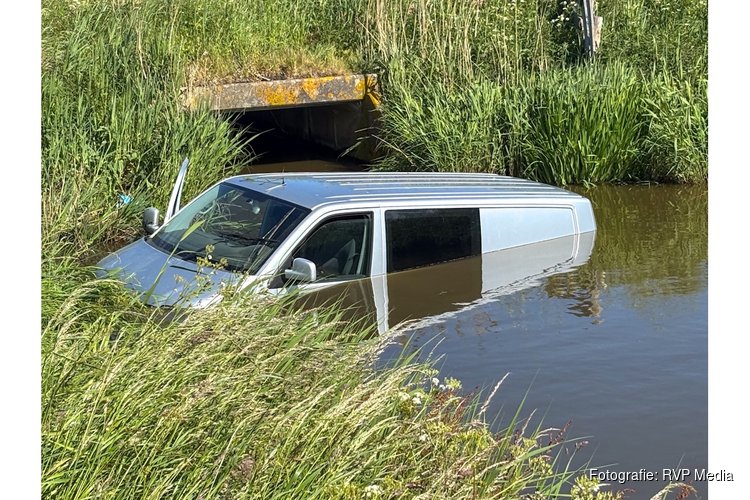 Busje te water geraakt in Andijk, bestuurder aangehouden