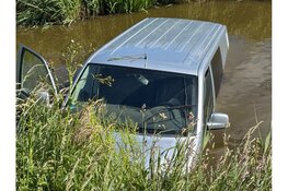 Busje te water geraakt in Andijk, bestuurder aangehouden