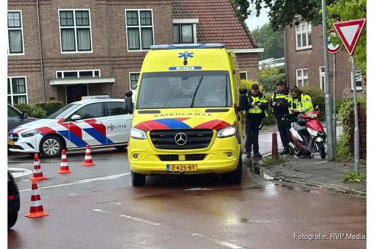 Scooterrijder gewond geraakt bij aanrijding met automobilist op de Zuiderdracht in Oosterblokker
