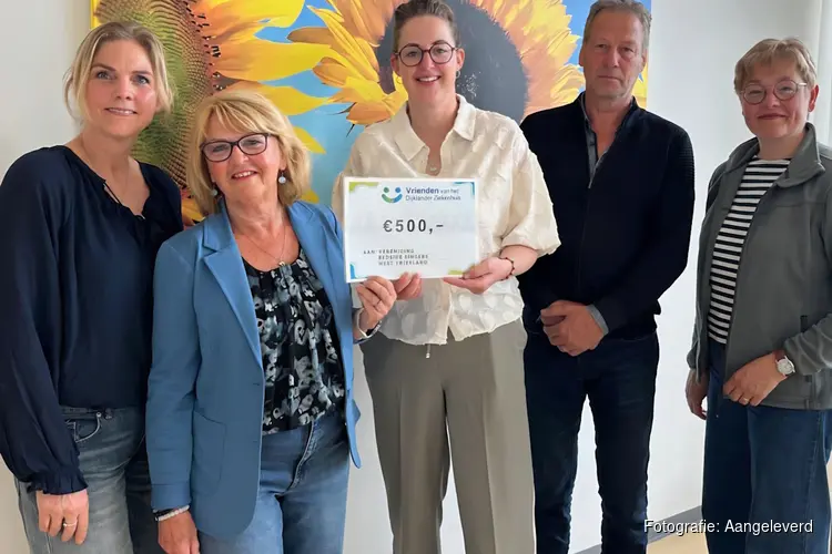Bedside Singers West-Friesland ontvangen donatie van Vrienden van Dijklander Ziekenhuis in Hoorn