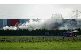 Veel rook bij brand in container bij bedrijf in Ursem