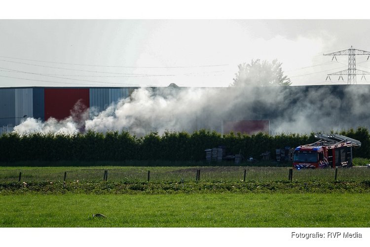 Veel rook bij brand in container bij bedrijf in Ursem