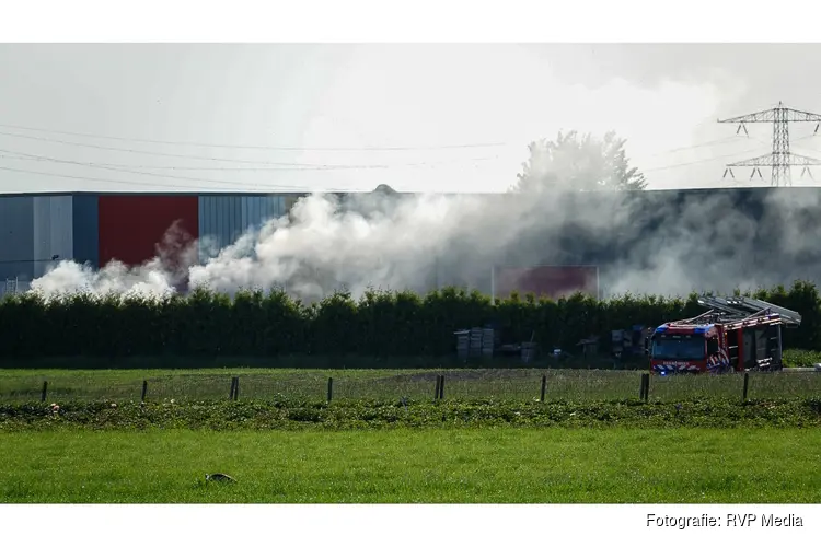 Veel rook bij brand in container bij bedrijf in Ursem
