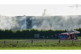 Veel rook bij brand in container bij bedrijf in Ursem
