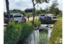 Auto over de kop in de sloot bij eenzijdig ongeval Oosterblokker
