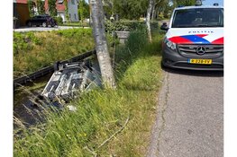 Auto over de kop in de sloot bij eenzijdig ongeval Oosterblokker