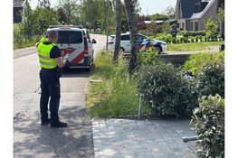 Auto over de kop in de sloot bij eenzijdig ongeval Oosterblokker