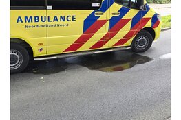 Ambulance eindigt met lekke brandstoftank op betonblokken in Hoorn