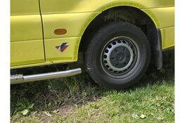 Ambulance eindigt met lekke brandstoftank op betonblokken in Hoorn