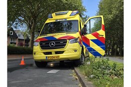 Ambulance eindigt met lekke brandstoftank op betonblokken in Hoorn