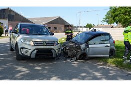 Persoon gewond na botsing tussen personenauto en brommobiel