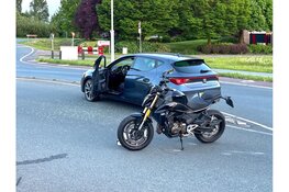 Auto en motor botsen op N307