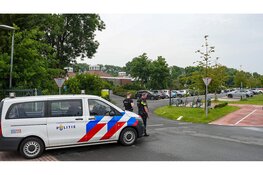Agenten met kogelwerende vesten beveiligen uitvaartcentrum na mogelijke dreiging tijdens uitvaart in Hoorn