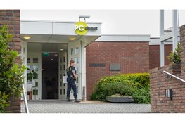 Agenten met kogelwerende vesten beveiligen uitvaartcentrum na mogelijke dreiging tijdens uitvaart in Hoorn
