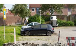 Auto vliegt in brand op parkeerplaats in Hoorn