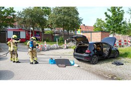 Auto vliegt in brand op parkeerplaats in Hoorn