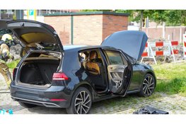 Auto vliegt in brand op parkeerplaats in Hoorn