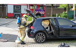 Auto vliegt in brand op parkeerplaats in Hoorn