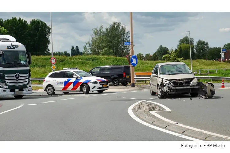 Forse schade na aanrijding op rotonde bij De Goorn