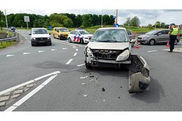 Forse schade na aanrijding op rotonde bij De Goorn
