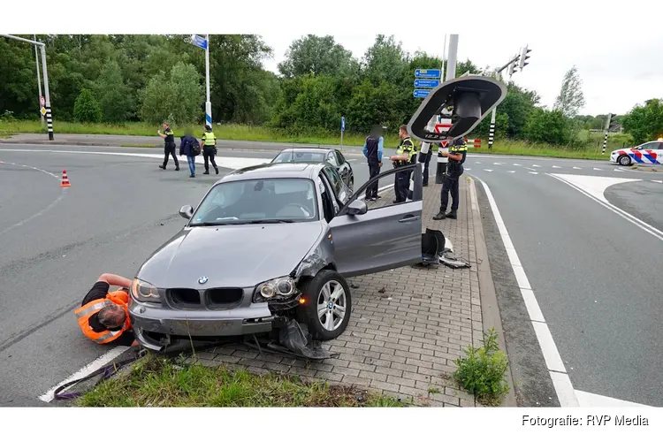 Auto knalt tegen stoplicht op N247, bestuurder mee naar politiebureau