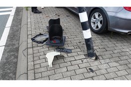 Auto knalt tegen stoplicht op N247, bestuurder mee naar politiebureau