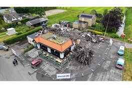 Drone foto's laten schade restaurant waar leuzen op de muur zijn geschreven goed zien