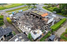 Drone foto's laten schade restaurant waar leuzen op de muur zijn geschreven goed zien