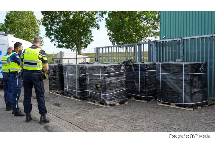 Loods vol met 3,564 lachgas flessen aangetroffen in Hoorn