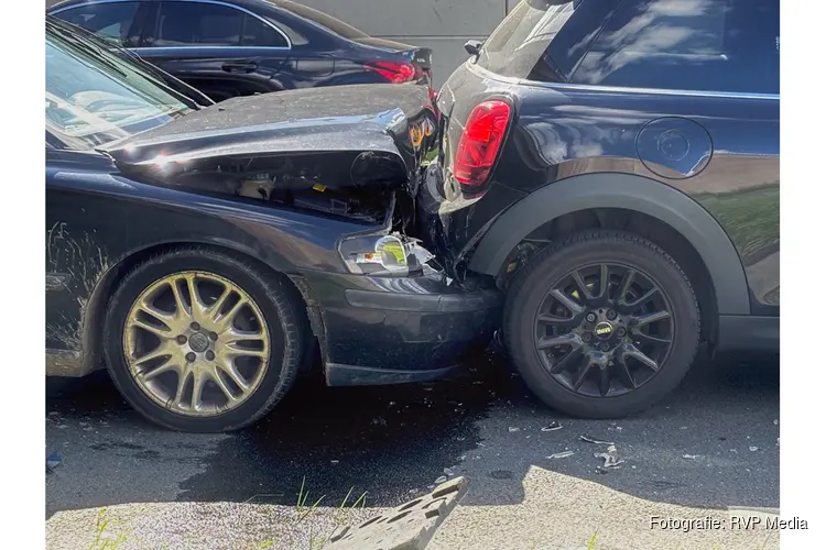 Aanhouding bij botsing tussen twee auto's op de Voetakkers (N506) in Lutjebroek