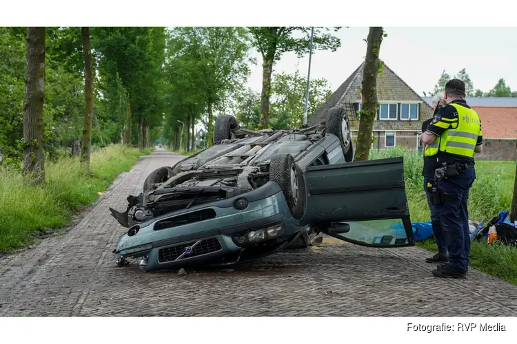 Auto ramt boom en vliegt over de kop in Twisk