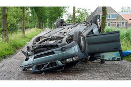 Auto ramt boom en vliegt over de kop in Twisk