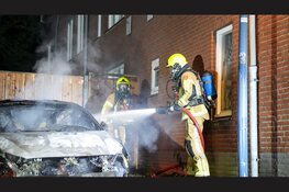 Auto compleet verwoest door brand in Hoorn