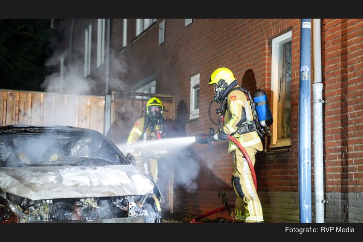 Auto compleet verwoest door brand in Hoorn